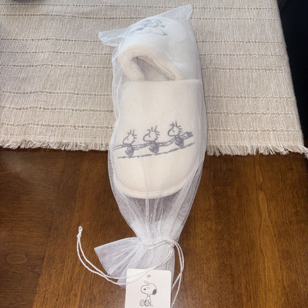 Pottery Barn , cozy fleece ivory Peanuts holiday & Woodstock slippers sz M NWT